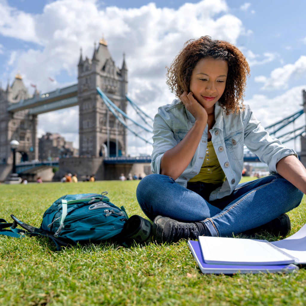 Chica estudiando en London Bridge.