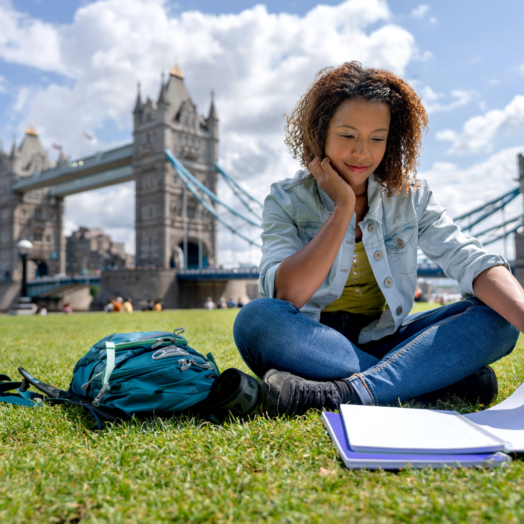 Chica estudiando en London Bridge.