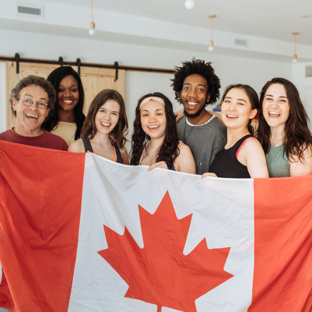Jóvenes con la bandera de Canadá.